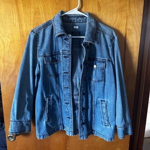 Women’s Jean jacket, small details on the back and in great condition